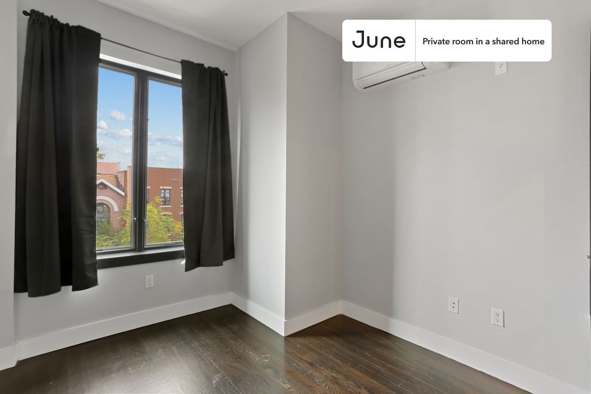 Building Photo - Private bedroom in 4 bed/2 bath Home