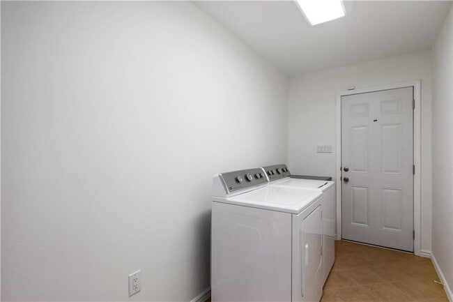 Building Photo - 8706 Primrose Ln