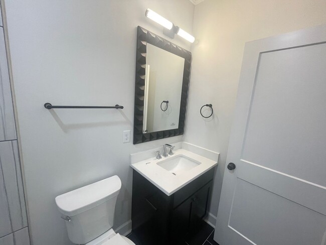 Building Photo - 2 bedroom 2 bath Renovated in Heathwood