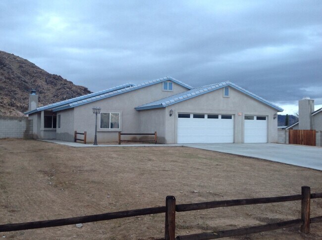 Building Photo - 4 BEDROOM HOME WITH VIEWS, NEAR WAALEW IN SYCAMORE ROCKS AREA OF APPLE VALLEY.
