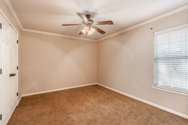Building Photo - 120 Deraney Ln
