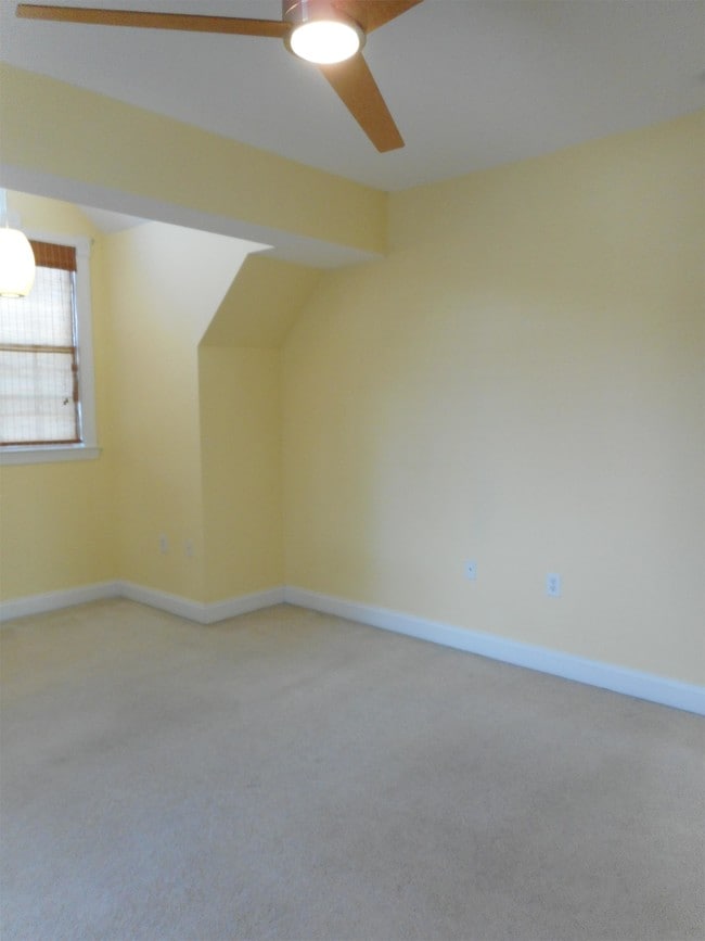 Building Photo - 204 Seneca Way