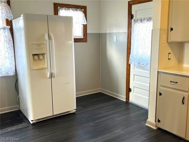 Building Photo - 982 Dan St