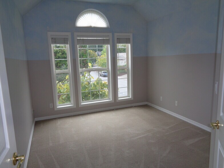 Building Photo - 17083 SW Arbutus Dr