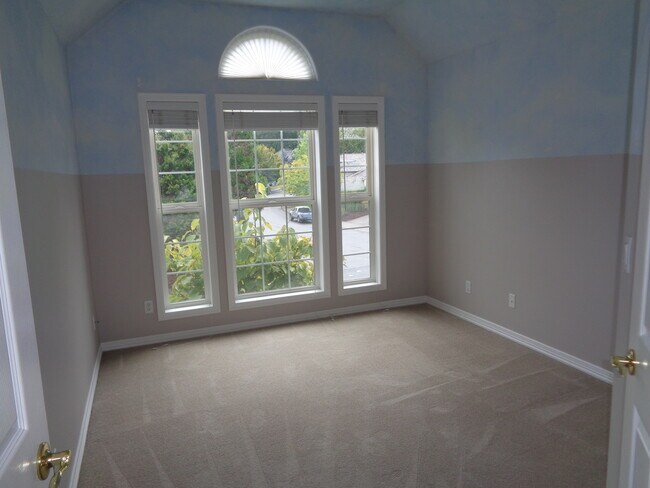 Building Photo - 17083 SW Arbutus Dr