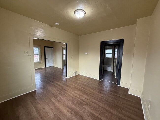 Building Photo - Two bedroom, one bathroom, pet friendly home located in Scottsbluff, NE.