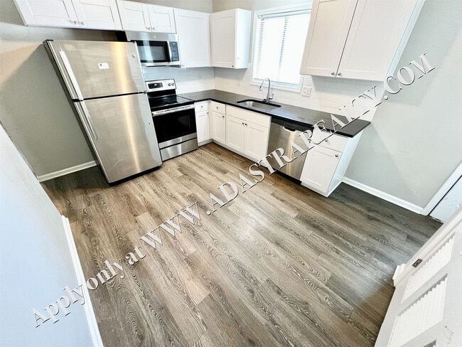 Building Photo - Spacious Shawnee Duplex-Available NOW!!