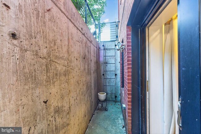 Building Photo - 1412 Chapin St NW