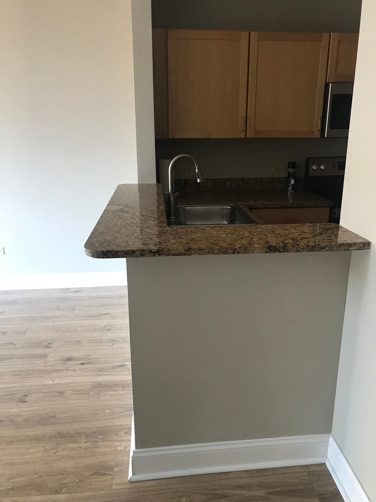 Kitchen island - 222 N Columbus Dr