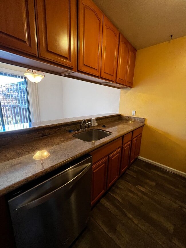 Building Photo - Fabulous 2-bedroom Concord Condominium Wit...