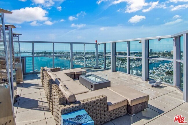 Building Photo - 13700 Marina Pointe Dr