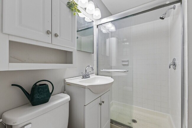 Building Photo - Beautifully remodeled two-level townhouse located in the desirable Irongate Community,