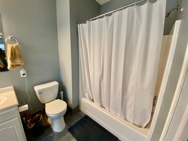 Building Photo - SPACIOUS 4BD House near U of M & Dinky Town! Avail. 9/1/26!