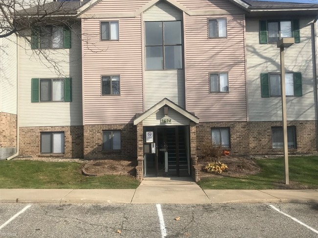 Building Photo - 2600 Woodmeadow Dr SE