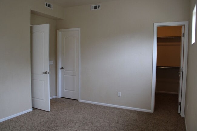 Building Photo - Beautiful 2 Bedroom Townhome