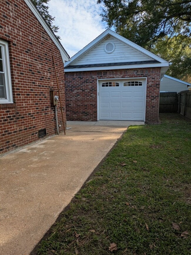 Building Photo - Quaint 3 bedroom/2 bath home