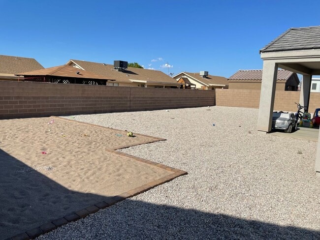 Building Photo - 3 BEDROOM HOME IN YUMA EAST!