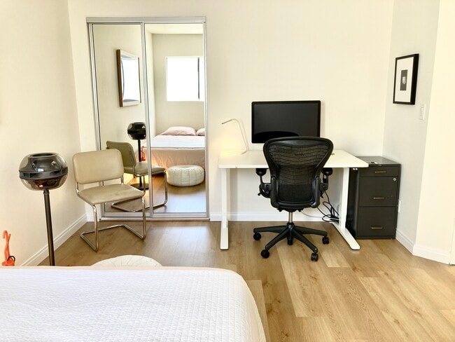 Building Photo - 2500 Abbot Kinney Blvd