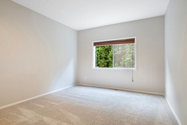 Building Photo - Spacious 5 Bedroom 3 Bath Home w/ 3-Car Garage and New Updates!