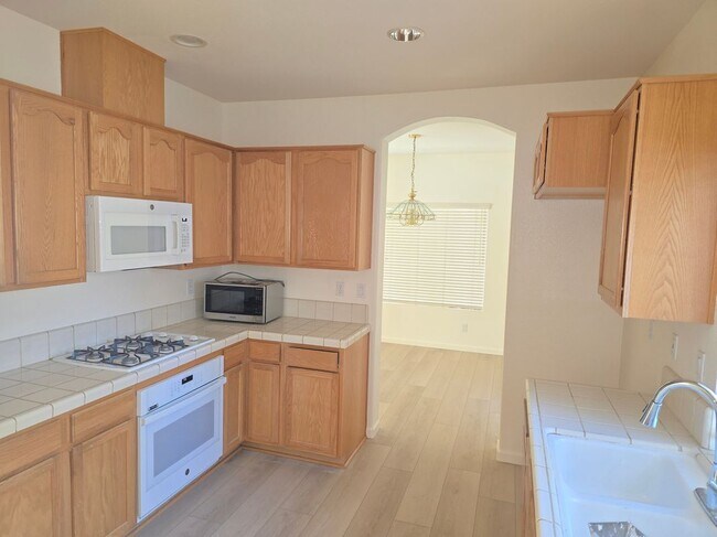 Building Photo - 549 Cascade Dr