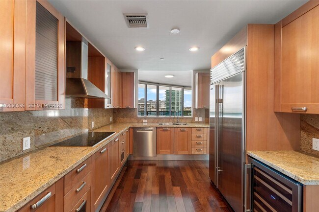 Building Photo - 5959 Collins Ave