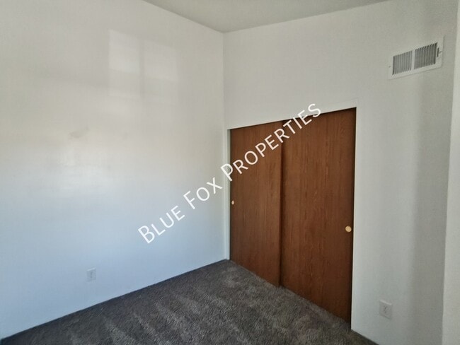 Building Photo - 880 E Peppergrass Ln