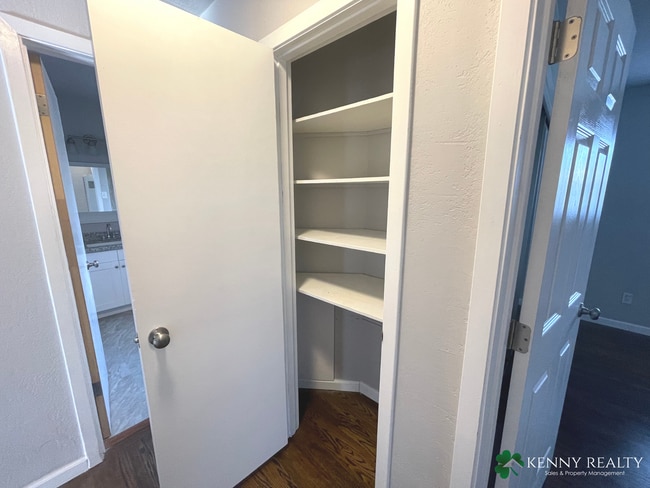 Building Photo - Two Bedroom Unit in Duplex with Garage Space and Washer and Dryer