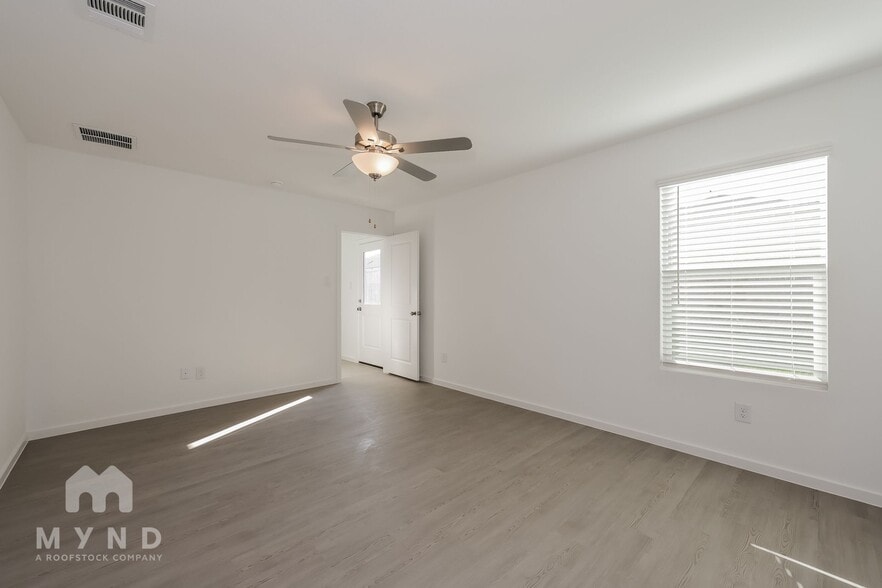 Building Photo - 2724 River Knl Ln