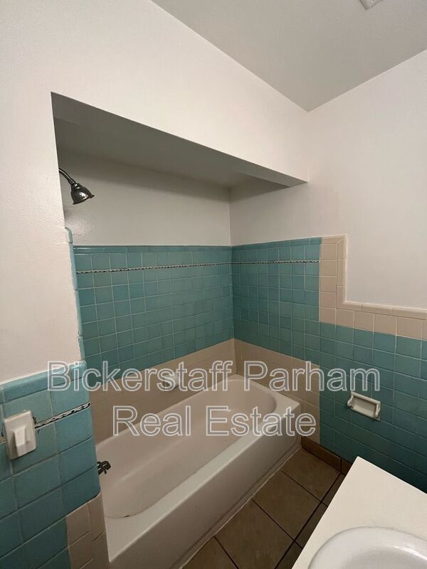 Building Photo - 2911 Gardenia St