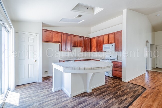 Building Photo - 4 Bedroom, 2 Bath Home in Desired Northwes...