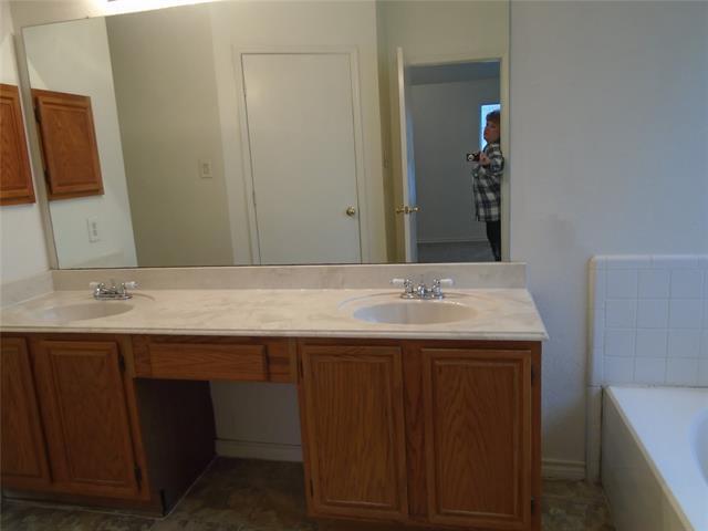 Building Photo - 320 Pebblebrook Ln