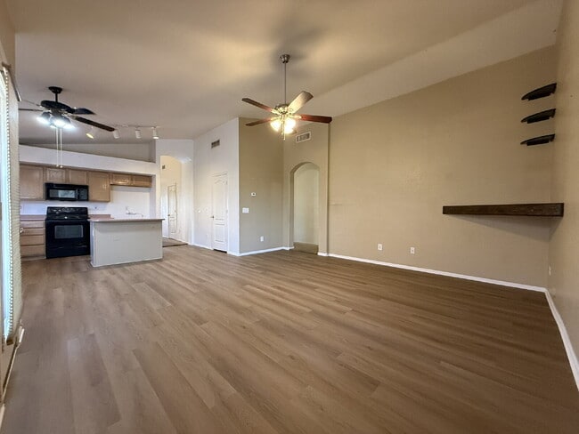 Building Photo - "Charming 3-Bed, 2-Bath in the beautiful Crystal Gardens Lake Community  – Your Perfect Home Awai...