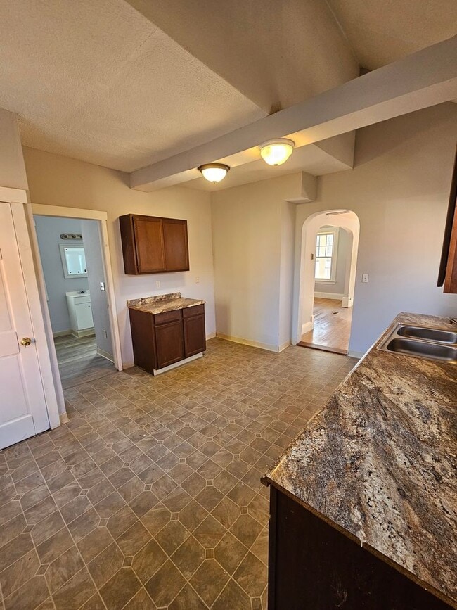 Building Photo - Wakefield7010-7014