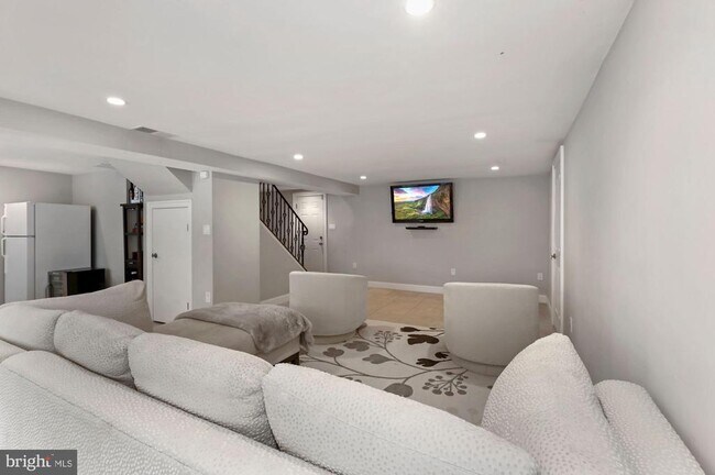 Building Photo - 6005 Selvyn Rd