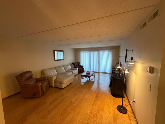 Building Photo - 6401 W Berteau Ave