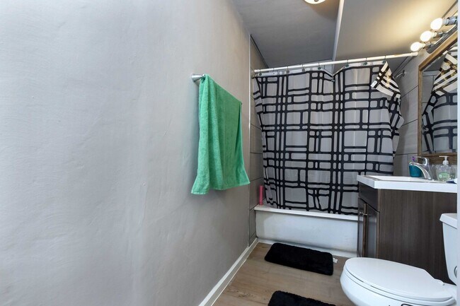 Building Photo - 4 bedroom in South Side