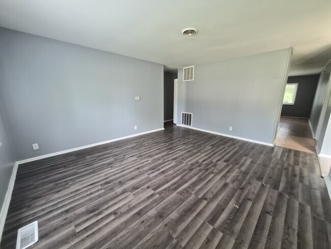 Building Photo - 3921 Malibu Dr