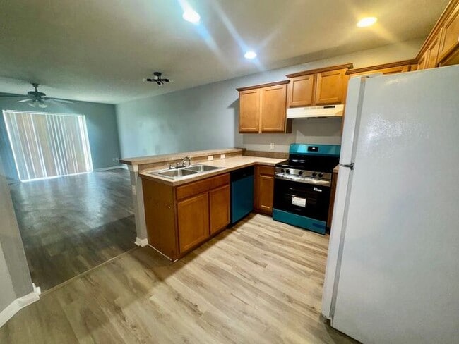 Building Photo - 3 bedroom 2.5 bath Oakcrest Townhome with Laminate and Tile flooring Throughout, and a 1 Car Garage!