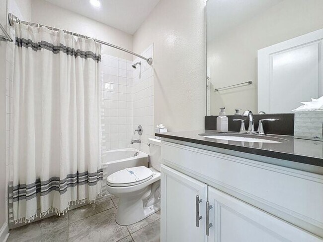 Building Photo - Beautiful Furnished townhome in Vistas of ...
