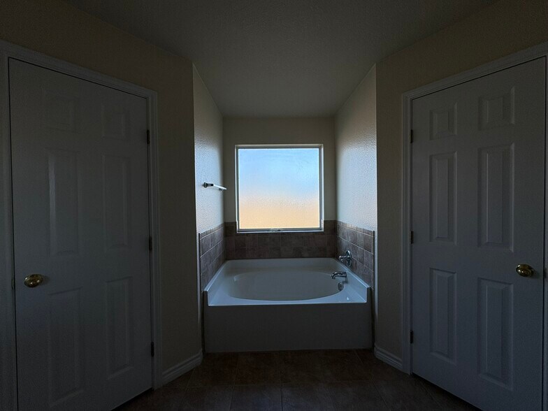 Building Photo - 2508 Isabelle Dr