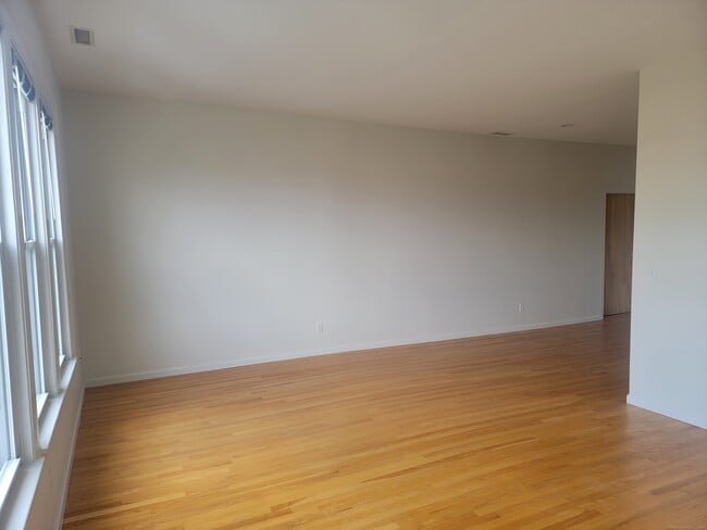 Building Photo - 1094 Main St