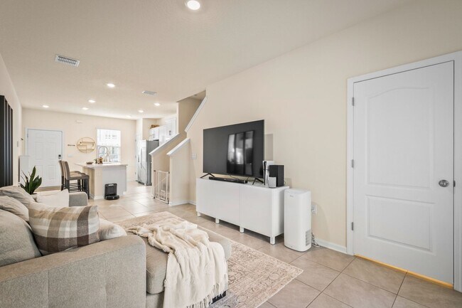 Building Photo - 2-Bedroom Townhome for Rent with Private En-Suite Baths & Screened Porch