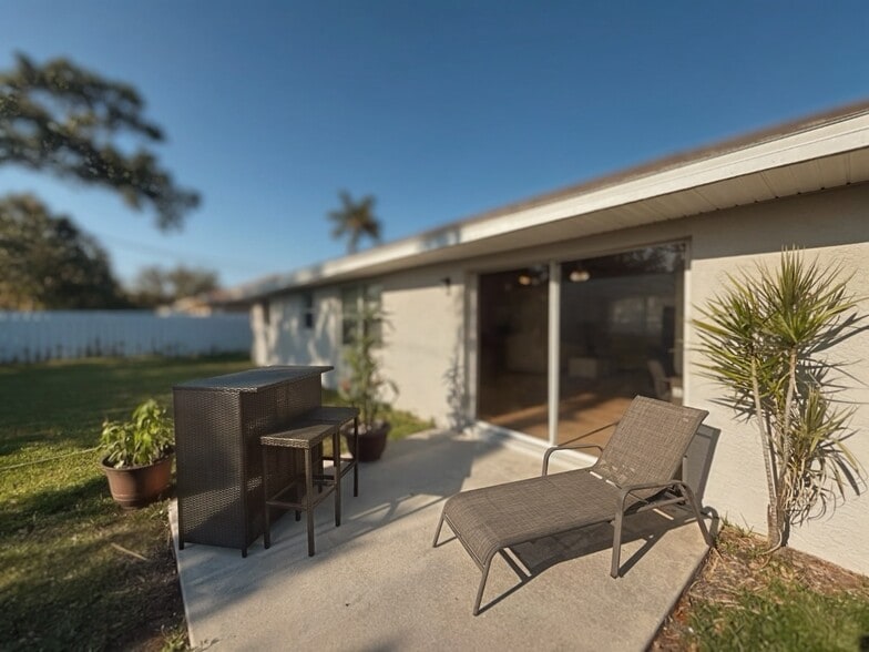 Shared back patio. - 822 Nicholas Pky W