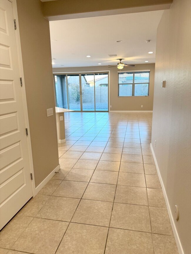 Building Photo - Beautiful Single Level Home Near Verrado!