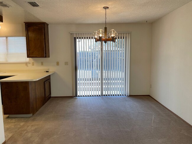 Building Photo - 3 Bedroom 2 Bathroom in Pocket