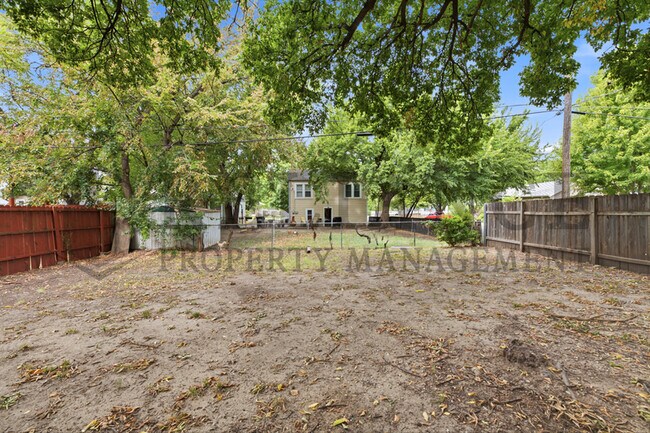 Building Photo - 703 S Grove Dr