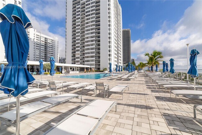 Building Photo - 1904 S Ocean Dr