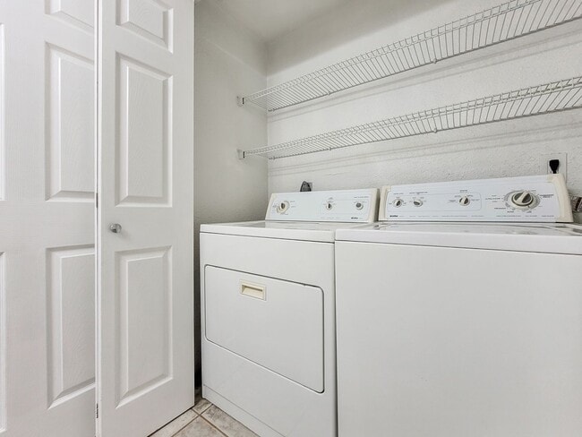 Building Photo - Bright End-Unit Townhome Across from Edmon...