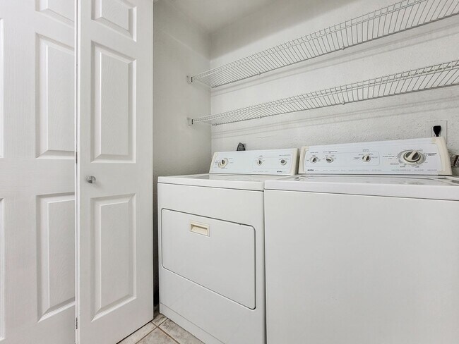 Building Photo - Bright End-Unit Townhome Across from Edmonds College