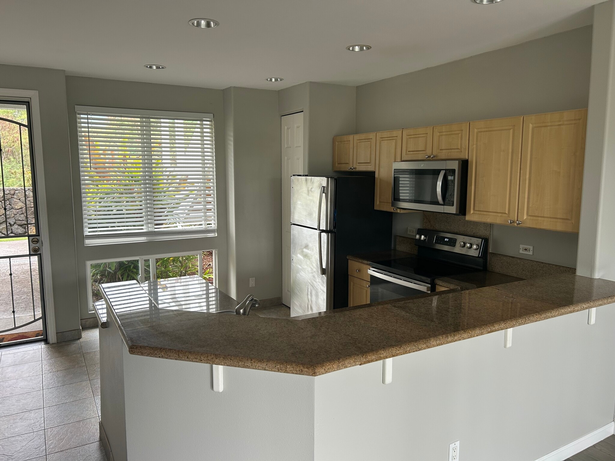 Kitchen and breakfast/bar counter - 75-6009 Alii Dr
